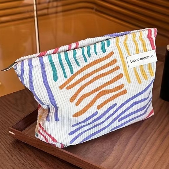 💄Perfect Makeup Bag - it’s roomy, soft, Zips closed and Adorable Too! - Picture 3 of 5